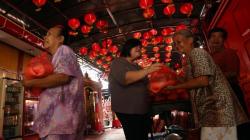 Kelenteng Cokro Bagikan Sembako Gratis untuk Kebutuhan Lebaran