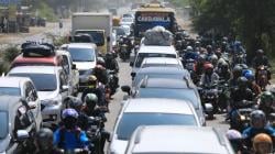 Jalur Alternatif Karawang Dipadati Pemudik, Lalu Lintas Tersendat
