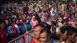Presiden Jokowi Bagikan 4.000 Paket Sembako di Solo