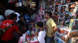 Pusat Jual Mainan Pasar Gembrong Diserbu Pembeli