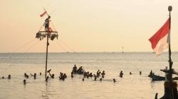 Serunya Panjat Pinang di Pinggir Pantai Desa Demaan Jepara