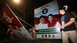 Memasuki Masa Tenang Pilgub Jatim, KPU Bersihkan Alat Peraga Kampanye 