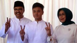 Nyoblos di TPS 03 Gayungan, Gus Ipul Pamer 2 Jari Bertinta