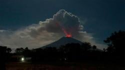 Gunung Agung Erupsi, Muntahkan Abu Vulkanik Setinggi 2.000 Meter