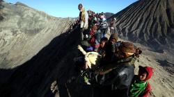 Masyarakat Tengger Jalani Ritual Yadnya Kasada di Gunung Bromo