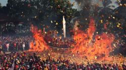 Ribuan Umat Kong Hu Cu Gelar Ritual Bakar Tongkang