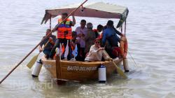 Menteri Susi Naik Kapal Berbahan Bambu Laminasi Karya ITS Surabaya