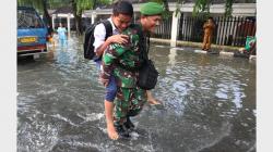 Prajurit TNI Ini Gendong Pelajar Mengarungi Banjir di Medan