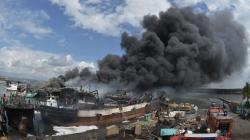 Foto-Foto 40 Kapal Ikan Hangus Terbakar di Pelabuhan Benoa