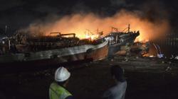 Kebakaran 40 Kapal di Pelabuhan Benoa Belum Padam