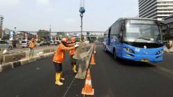 Beton Pembatas Jalur Busway di Jalan Jenderal Sudirman Mulai Dipasang