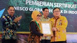 Menteri Bambang Berikan Sertifikat Unesco Global Geopark di Indonesia