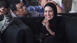 Gaya Model Asal Manado Fenny Steffy Burase saat Diperiksa KPK