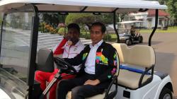 Presiden Jokowi Ajak Lalu Muhammad Zohri Keliling Istana Bogor