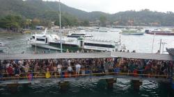 Dampak Cuaca Buruk, Penumpang Menumpuk di Pelabuhan Padangbai 