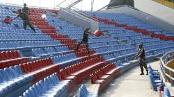 TNI Perbaiki Kursi Stadion Jakabaring yang Dirusak Oknum Suporter