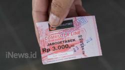 Penumpang KRL Antre Beli Tiket Kertas