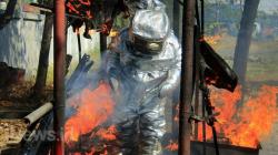 Pemadam Kebakaran Pemkot Surabaya Simulasikan Senjata Baru Bom Pack