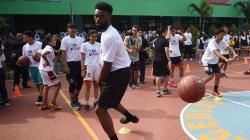 Pemain Basket NBA Jaylen Brown Melatih Siswa SMU 82