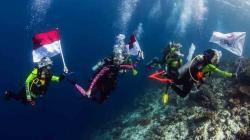 Wanita Selam Indonesia Bawa Api Obor Asian Games di Perairan Raja Ampat