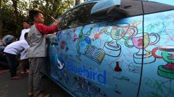 Taksi Blue Bird Ini Dipenuhi dengan Lukisan Anak-Anak