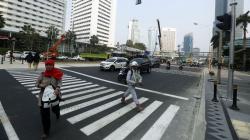 JPO Bundaran HI Dibongkar, Warga Menyeberang di Pelican Crossing