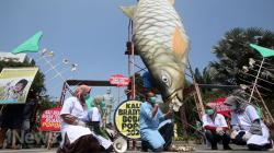 Aktivis Lingkungan Bawa Ikan Raksasa Keracunan Popok Bayi