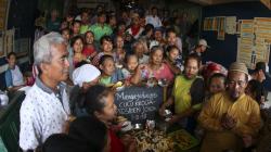 Pedagang Pasar Legi Solo Merayakan Kelahiran Cucu Presiden Jokowi