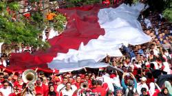 Ribuan Warga, TNI dan Polri Bawa Bendera Merah Putih Berukuran 100 Meter