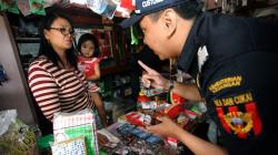 Tekan Peredaran Rokok Ilegal, Bea Cukai Razia Warung-warung di Blitar