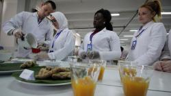 Melihat Keseriusan Mahasiswa Asing Belajar Membuat Jamu