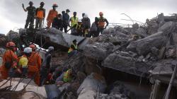 Melihat Proses Pencarian Korban Gempa Tertimbun Reruntuhan Bangunan Masjid