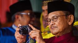 Gaya BJ Habibie Memotret Momen Peringatan HUT ke-61 Provinsi Riau