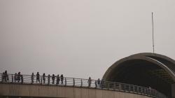 LRT Mogok, Penumpang Berjalan Kaki di Jalur Menuju Stasiun