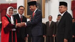 Presiden Jokowi Melantik Hakim MK Enny Nurbaningsih
