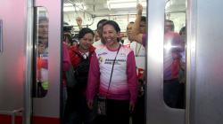 Cek Fasilitas Stasiun, Menteri Rini Soemarno Naik KRL