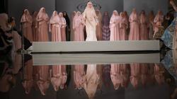 Cantiknya Nikita Mirzani Dibalut Busana Syar'i Modern Berjalan di Catwalk