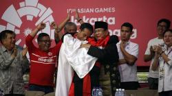 Momen Jokowi dan Prabowo Berpelukan dengan Pesilat Hanifan Yunadi