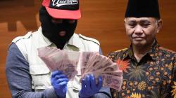 KPK Pamer Barang Bukti Dolar Singapura Hasil OTT Hakim PN Medan