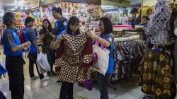 Kontingen Thailand Borong Batik di Thamrin City