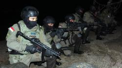 Prajurit Intai Amfibi Korps Marinir Bebaskan Sandera di Paiton