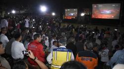 Jokowi bersama Pengungsi Gempa Lombok Nobar Penutupan Asian Games 2018