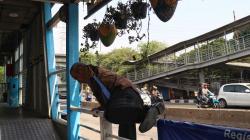 JPO Daan Mogot Rusak, Warga Memanjat Pagar Halte Transjakarta