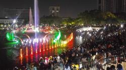 Indahnya Pertunjukan Air Mancur Lapangan Banteng
