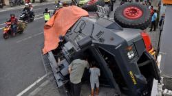 Hindari Mobil, Kendaraan Taktis Barracuda Brimob Polda Jateng Terguling