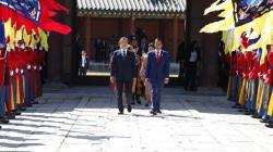 Presiden Jokowi Disambut Presiden Korsel Moon Jae-in di Istana Changdeokgung