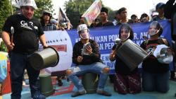 Puluhan Orang Bawa Ember Tuntut Roy Suryo Kembalikan Aset Kemenpora