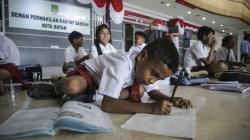 Sekolah Digusur, Siswa Belajar di Lobi Gedung DPRD Batam