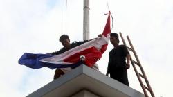 Warga Surabaya Ikut Aksi Teatrikal Kolosal Perobekan Bendera Belanda