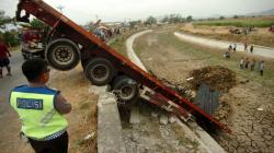 Truk Kontainer Terjun ke Sungai yang Kering, Sopir Tewas Tertimpa Besi